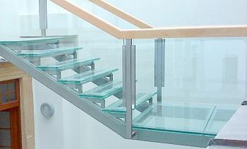 Стеклянные ступени и стеклянная площадка на лестнице в Волгограде. Готовые проекты ПерилаГлавСнаб