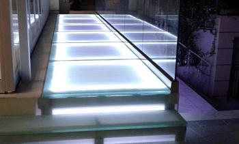 Стеклянный подиум со ступенями с подсветкой в Волгограде. Готовые проекты ПерилаГлавСнаб