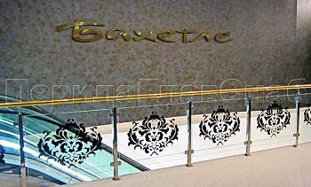 Ограждение лестницы на квадратных стойках с латунным поручнем в Волгограде. Готовые проекты ПерилаГлавСнаб