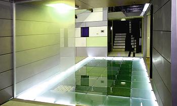 Подсветка стеклянного пола в гостинице в Волгограде. Готовые проекты ПерилаГлавСнаб