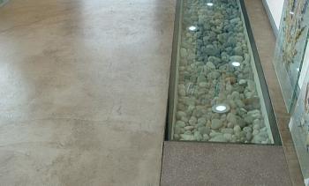 Стеклянный пол в квартиру с декоративной композицией в Волгограде. Готовые проекты ПерилаГлавСнаб