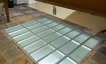 Стеклянный пол в квартиру с подсветкой в Волгограде. Готовые проекты ПерилаГлавСнаб