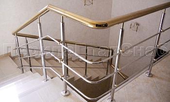 Лестничное ограждение с тремя ригелями и поручнем из латуни в Волгограде. Готовые проекты ПерилаГлавСнаб