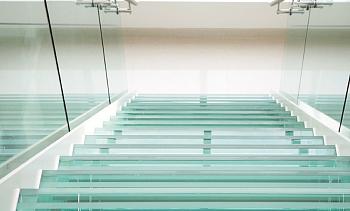 Стеклянные ступени на косоурной лестнице в доме в Волгограде. Готовые проекты ПерилаГлавСнаб