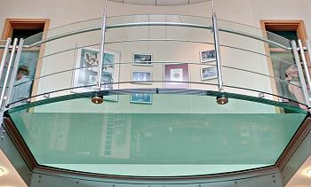 Стеклянный пол на внутреннем выступе атриума в Волгограде. Готовые проекты ПерилаГлавСнаб