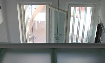 Стеклянное перекрытие из матового стекла на внутреннем балконе в Волгограде. Готовые проекты ПерилаГлавСнаб