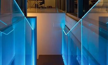 Ограждения лестниц на несущем стекле с подсветкой в Волгограде. Готовые проекты ПерилаГлавСнаб