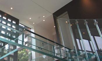 Стеклянные полы на площадке маршевой лестницы в Волгограде. Готовые проекты ПерилаГлавСнаб